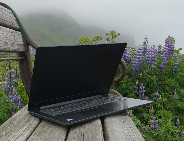 Das Bild wurde in Island aufgenommen und zeigt an einem nebelverhangenen Tag einen aufgeklappten Laptop, der auf einer Bank steht. Sinnbildlich kann der Laptop als Handwerkszeug von jungen Blogger:innen oder Freiberufler:innen stehen, für die unser Paket S besonders attraktiv ist.